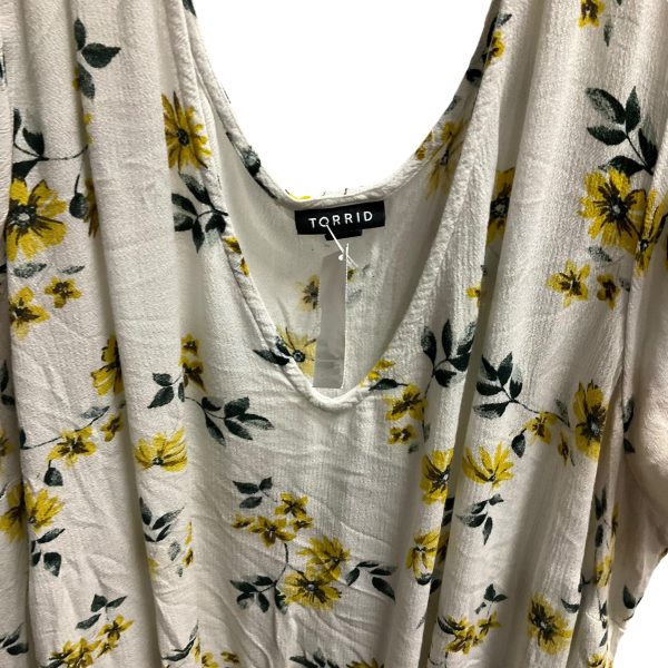 White & Yellow Top Short Sleeve Torrid, Size 3x Hot on Sale